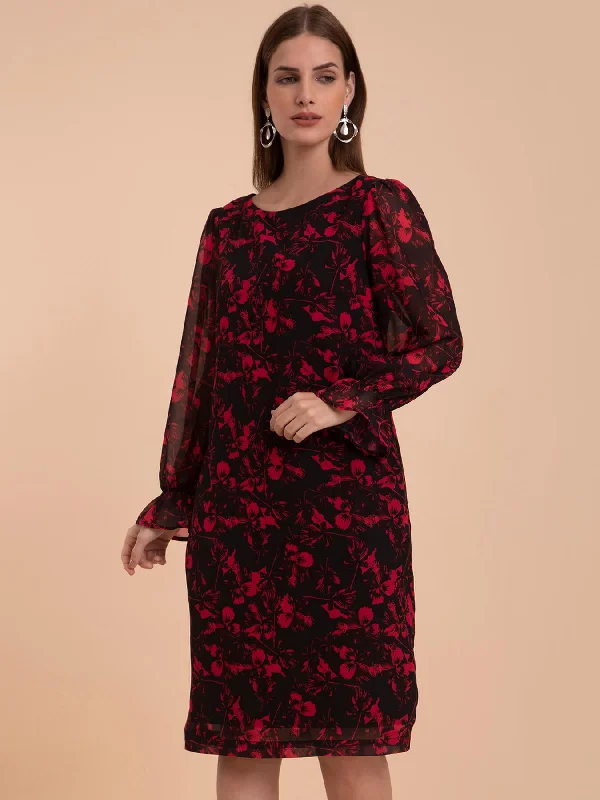 Can't Miss Georgette Boat Neck Shift Dress - Red And Black