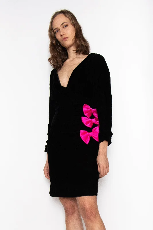 Special Discount 1990s Oscar de la Renta Black Velvet and Pink Bow Cocktail Dress S Special Discount 1990s Oscar de la Renta Black Velvet and Pink Bow Cocktail Dress S